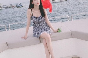 吴宣仪海南私服照曝光，格纹裙秀美腿成焦点
