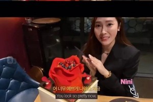 白色凉鞋搭配指南：夏季时尚必备单品