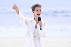 《浪姐6》叶童高情商表现引热议，李艺彤跪拜引争议