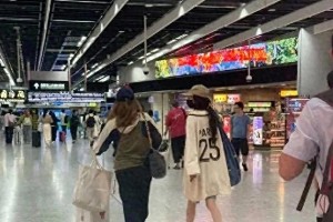 杨幂与小糯米香港同框：顶流女星的育儿哲学