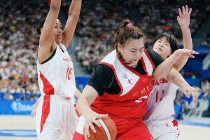 刘禹彤300斤体重防守张子宇，女篮巨无霸对决