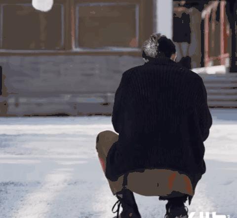 肖战雪中玩耍