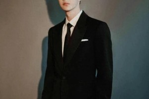 王一博华表奖黑白西装杀：顶流美学的Z世代进化