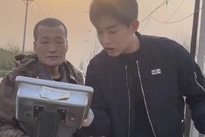 演员许鹏退圈摆摊：经济下行下的生存选择