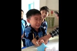 萌娃勇敢抽血视频走红 网友点赞懂事小班长