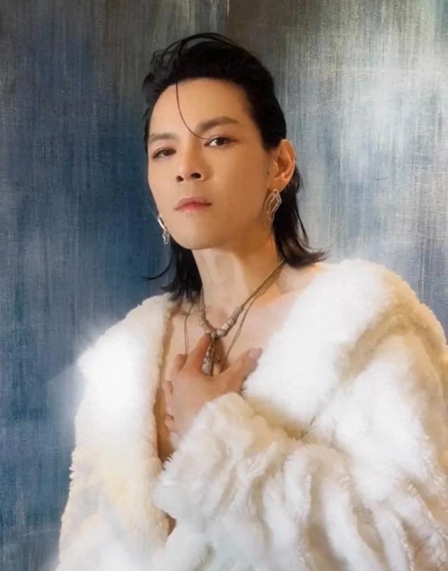 向佐女装红毯造型